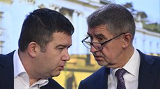 Ministr vnitra Jan Hamáek (vlevo) a premiér Andrej Babi na tiskové konferenci...