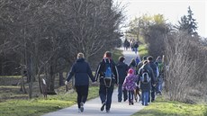 Desítky lidí v neděli vyrazily na procházku do Prokopského údolí v Praze. (15.... Desítky lidí v neděli vyrazily na procházku do Prokopského údolí v Praze. (15....