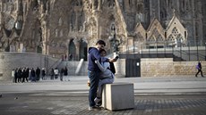 Turisté se fotí ve španělské Barceloně před bazilikou Sagrada Familia. (13.... Turisté se fotí ve španělské Barceloně před bazilikou Sagrada Familia. (13....