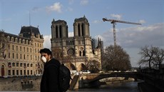 Muž v roušce před katedrálou Notre Dame v Paříži (18. března 2020) Muž v roušce před katedrálou Notre Dame v Paříži (18. března 2020)