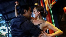 Tanečnice s rouškou a tanečník v gumových rukavicích předvádějí v argentinském... Tanečnice s rouškou a tanečník v gumových rukavicích předvádějí v argentinském...