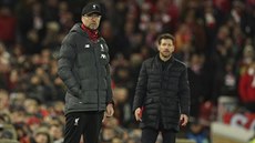 Jürgen Klopp, trenér Liverpoolu (vpedu) a Diego Simeone, kou Atlétika Madrid.