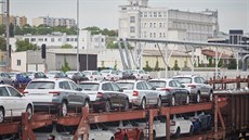 Po vyrobení putují auta na skladové plochy v areálu fabriky. Transport k... Po vyrobení putují auta na skladové plochy v areálu fabriky. Transport k...