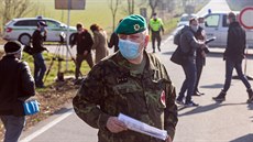 V lokalitě Nové Zámky nedaleko Litovle vybudovala v noci vojenská policie... V lokalitě Nové Zámky nedaleko Litovle vybudovala v noci vojenská policie...
