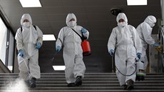 Pracovníci v ochranných oděvech dezinfikují stanici metra v jihokorejském... Pracovníci v ochranných oděvech dezinfikují stanici metra v jihokorejském...