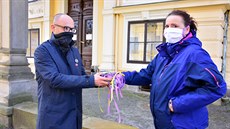 Radim Pochop přebírá během pondělního rána ušité roušky od Aleny Lacinové. Ta... Radim Pochop přebírá během pondělního rána ušité roušky od Aleny Lacinové. Ta...