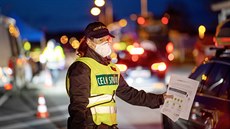 Na hraničním přechodu Dolní Dvořiště kontroluje Celní správa přijíždějící... Na hraničním přechodu Dolní Dvořiště kontroluje Celní správa přijíždějící...