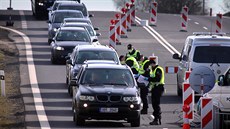 Čeští policisté a celníci v respirátorech kontrolují na hraničním přechodu... Čeští policisté a celníci v respirátorech kontrolují na hraničním přechodu...