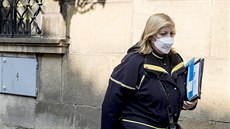 Poštovní doručovatelka v roušce na Malé Straně v Praze. (18. března 2020) Poštovní doručovatelka v roušce na Malé Straně v Praze. (18. března 2020)