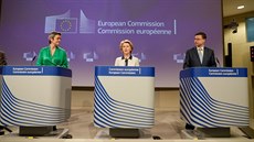 Předsedkyně Evropské komise Ursula von der Leyenová(uprostřed) představuje na... Předsedkyně Evropské komise Ursula von der Leyenová(uprostřed) představuje na...