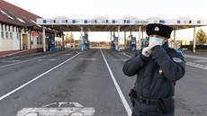 Maďarský policista na hranicích s Ukrajinou. Maďarsko kvůli šíření nového typu... Maďarský policista na hranicích s Ukrajinou. Maďarsko kvůli šíření nového typu...