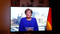 Nmecká rodina sleduje ojedinlý televizní projev kancléky Angely Merkelové,...