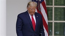Americký prezident Donald Trump přichází na tiskovou konferenci o koronaviru.... Americký prezident Donald Trump přichází na tiskovou konferenci o koronaviru....
