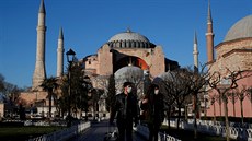 Neznámí turisté se v u istanbulského chrámu Hagia Sofia roukami chrání ped...