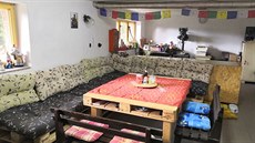 Soutěžní garáž z Královéhradeckého kraje slouží jako místo k posezení v létě i... Soutěžní garáž z Královéhradeckého kraje slouží jako místo k posezení v létě i...
