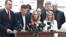 Poslanecký klub SPD se postavil za svoji kolegyni Karlu Maříkovou (po levici... Poslanecký klub SPD se postavil za svoji kolegyni Karlu Maříkovou (po levici...