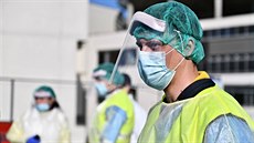 Vrátnice na Jihlavské ulici v Brně je uzavřena a u vstupu před hlavní budovou... Vrátnice na Jihlavské ulici v Brně je uzavřena a u vstupu před hlavní budovou...