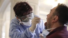 Zdravotnice odebírá vzorky na koronavirový test novináe v Bukureti poté, co...