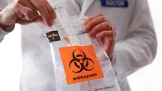 Zdravotní pracovník ukazuje testovací sadu na onemocnění COVID-19 v americkém... Zdravotní pracovník ukazuje testovací sadu na onemocnění COVID-19 v americkém...
