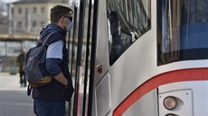 Lidé, kteří od 17. března 2020 jezdí městskou hromadnou dopravou v Brně, musí... Lidé, kteří od 17. března 2020 jezdí městskou hromadnou dopravou v Brně, musí...