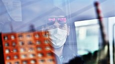 Řidič trolejbusu se vybavil rouškou. Řidič trolejbusu se vybavil rouškou.