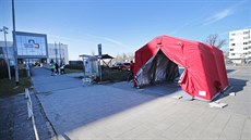 U vchodů do všech krajských nemocnic vyrostly červené stany (snímek je z... U vchodů do všech krajských nemocnic vyrostly červené stany (snímek je z...