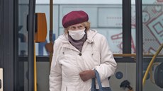 Zakrytí úst a nosu rouškou, šálou, šátkem či čímkoliv jiným je povinné... Zakrytí úst a nosu rouškou, šálou, šátkem či čímkoliv jiným je povinné...