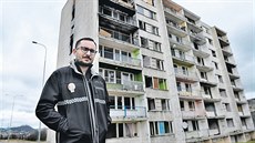 Šéf mosteckých strážníků Jaroslav Hrvol před vybydleným panelákem na sídlišti... Šéf mosteckých strážníků Jaroslav Hrvol před vybydleným panelákem na sídlišti...