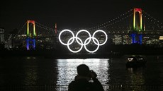 Rozzáené olympijské kruhy v Tokiu.