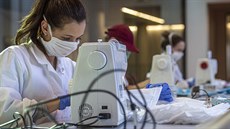 Na Technické univerzitě v Liberci šijí roušky z textilního materiálu s... Na Technické univerzitě v Liberci šijí roušky z textilního materiálu s...