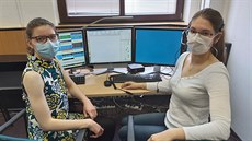 U telefonu v rouškách. Studenti medicíny rozšířili řady zaměstnanců hygienické... U telefonu v rouškách. Studenti medicíny rozšířili řady zaměstnanců hygienické...
