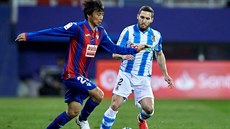 Takašii Inui (vlevo) z Eibaru v souboji s Josebem Zalduou ze San Sebastianu. Takašii Inui (vlevo) z Eibaru v souboji s Josebem Zalduou ze San Sebastianu.