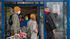 Vk lidí nakupujících ve vyhrazených hodinách vtinou kontroluje ochranka.