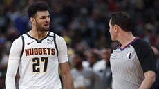 Denverský rozehrávač Jamal Murray (27) se během zápasu s Milwaukee naštval na... Denverský rozehrávač Jamal Murray (27) se během zápasu s Milwaukee naštval na...