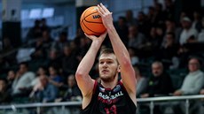 Martin Peterka z Nymburka střílí na koš Bandirmy. Martin Peterka z Nymburka střílí na koš Bandirmy.