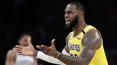 LeBron James z LA Lakers se hádá s rozhodčím. LeBron James z LA Lakers se hádá s rozhodčím.