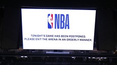Diváci už Golden 1 Center opustili, v Sacramentu se ve středu NBA vinou... Diváci už Golden 1 Center opustili, v Sacramentu se ve středu NBA vinou...