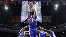 Joel Embiid z Philadelphie smečuje v zápase s Detroitem. Joel Embiid z Philadelphie smečuje v zápase s Detroitem.