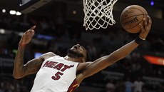 Derrick Jones Jr. (5) z Miami zakončuje na koš Charlotte. Derrick Jones Jr. (5) z Miami zakončuje na koš Charlotte.