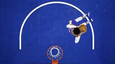 Matisse Thybulle z Philadelphie smečuje na koš Detroitu. Matisse Thybulle z Philadelphie smečuje na koš Detroitu.