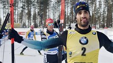 Martin Fourcade slaví výhru v stíhačce v Kontiolahti. Martin Fourcade slaví výhru v stíhačce v Kontiolahti.
