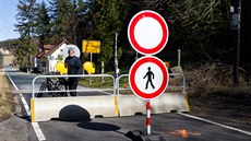 Přes hraniční přechod v Krompachu se už auta nedostanou. Německý cyklista z... Přes hraniční přechod v Krompachu se už auta nedostanou. Německý cyklista z...