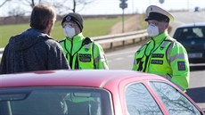 Policisté v Hrádku nad Nisou kontrolují, jestli k nám přes Polsko nepřijíždějí... Policisté v Hrádku nad Nisou kontrolují, jestli k nám přes Polsko nepřijíždějí...