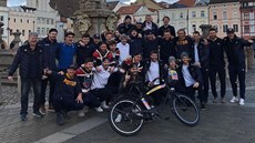 Ve čtvrtek odpoledne se hráči Motoru sešli u Samsonovy kašny k postupové fotce... Ve čtvrtek odpoledne se hráči Motoru sešli u Samsonovy kašny k postupové fotce...