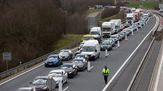 Před půlnočním uzavřením hranic začaly na přechodech vznikat kolony. Snímek je... Před půlnočním uzavřením hranic začaly na přechodech vznikat kolony. Snímek je...