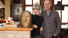 Manželé Cardovi s dřevěnou sochou, kterou Josef dostal od akademického sochaře... Manželé Cardovi s dřevěnou sochou, kterou Josef dostal od akademického sochaře...