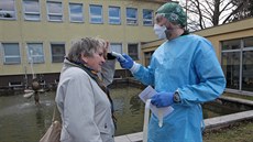 Lidem mířícím do třinecké nemocnice kontrolují zdravotníci teplotu. Lidem mířícím do třinecké nemocnice kontrolují zdravotníci teplotu.