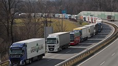 Na česko-polském hraničním přechodu Chotěbuz se kvůli uzavření hranic tvoří... Na česko-polském hraničním přechodu Chotěbuz se kvůli uzavření hranic tvoří...