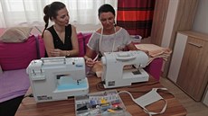 Mezi dobrovolníky, kteří se vrhli na šití roušek, je i Pavlína Kavková z... Mezi dobrovolníky, kteří se vrhli na šití roušek, je i Pavlína Kavková z...