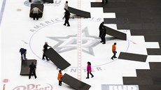 NHL hledá cestu, jak pomoct zaměstnancům stadionů, kteří přišli o práci. NHL hledá cestu, jak pomoct zaměstnancům stadionů, kteří přišli o práci.